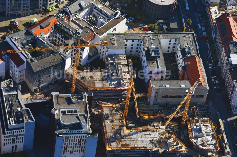 Berlin von oben - Baustelle zum Neubau einer Mehrfamilienhaus-Wohnanlage Charlie Livin der Trockland Management GmbH entlang der Zimmerstraße und Mauerstraße im Ortsteil Mitte in Berlin, Deutschland