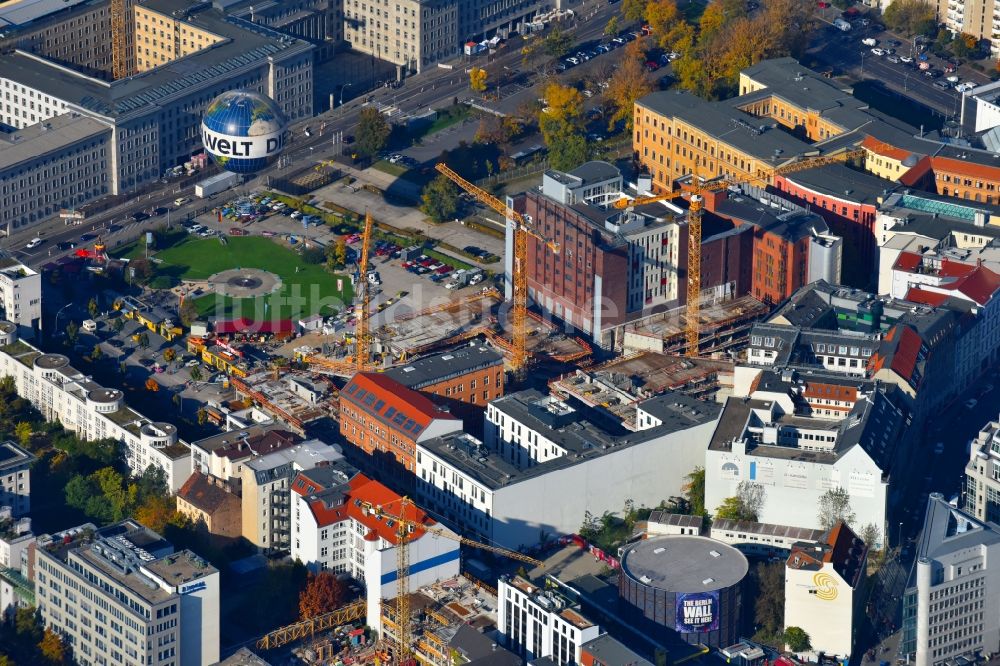 Berlin aus der Vogelperspektive: Baustelle zum Neubau einer Mehrfamilienhaus-Wohnanlage Charlie Livin der Trockland Management GmbH entlang der Zimmerstraße und Mauerstraße im Ortsteil Mitte in Berlin, Deutschland