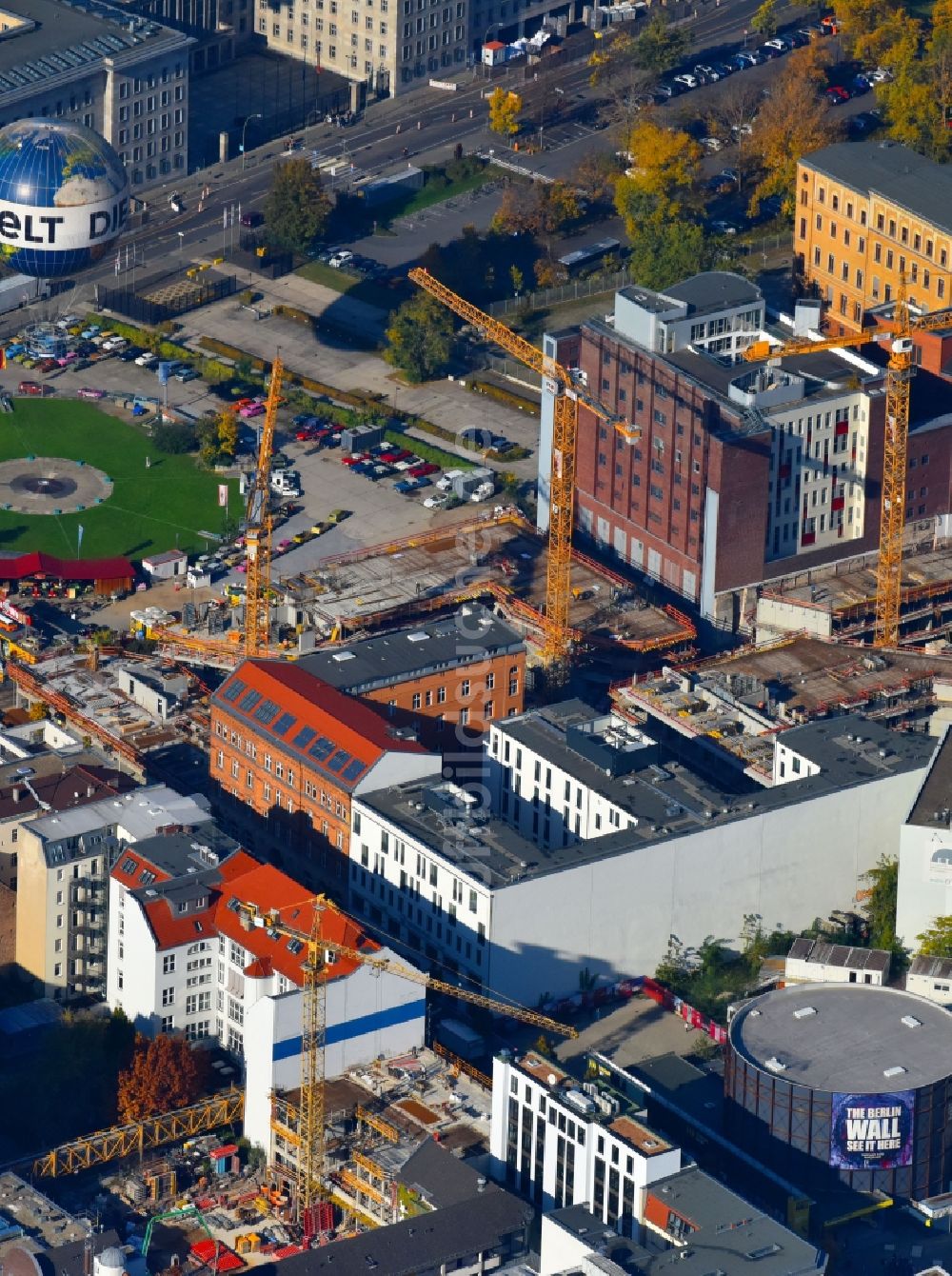 Luftbild Berlin - Baustelle zum Neubau einer Mehrfamilienhaus-Wohnanlage Charlie Livin der Trockland Management GmbH entlang der Zimmerstraße und Mauerstraße im Ortsteil Mitte in Berlin, Deutschland