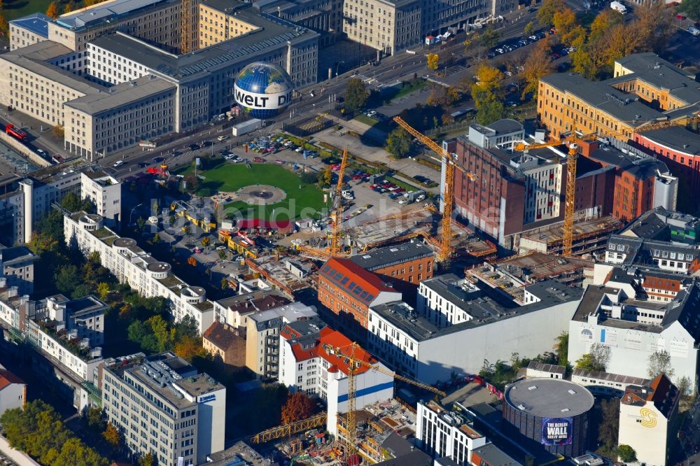 Luftaufnahme Berlin - Baustelle zum Neubau einer Mehrfamilienhaus-Wohnanlage Charlie Livin der Trockland Management GmbH entlang der Zimmerstraße und Mauerstraße im Ortsteil Mitte in Berlin, Deutschland