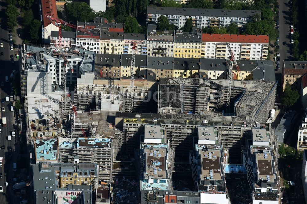 Luftbild Berlin - Baustelle zum Neubau einer Mehrfamilienhaus-Wohnanlage Chausseestraße Ecke Schwartzkopffstraße im Stadtteil Mitte in Berlin