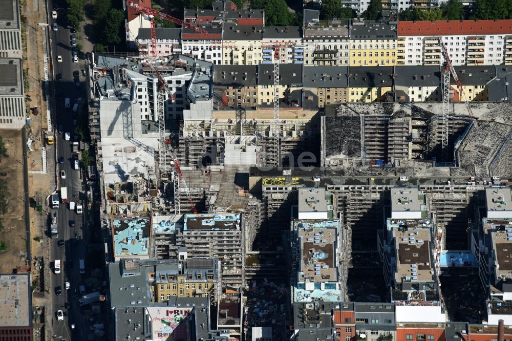 Luftaufnahme Berlin - Baustelle zum Neubau einer Mehrfamilienhaus-Wohnanlage Chausseestraße Ecke Schwartzkopffstraße im Stadtteil Mitte in Berlin