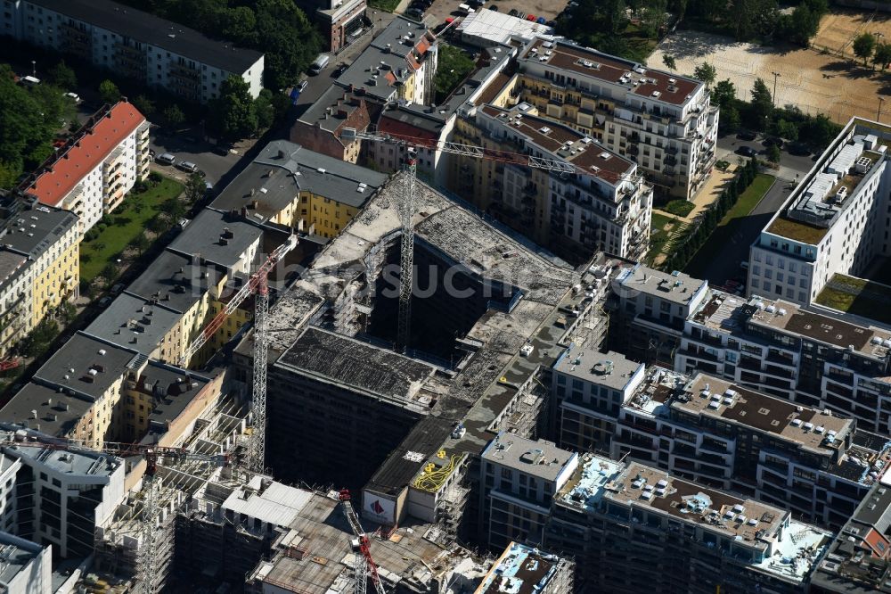 Berlin von oben - Baustelle zum Neubau einer Mehrfamilienhaus-Wohnanlage Chausseestraße Ecke Schwartzkopffstraße im Stadtteil Mitte in Berlin