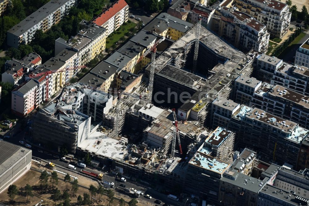 Berlin aus der Vogelperspektive: Baustelle zum Neubau einer Mehrfamilienhaus-Wohnanlage Chausseestraße Ecke Schwartzkopffstraße im Stadtteil Mitte in Berlin