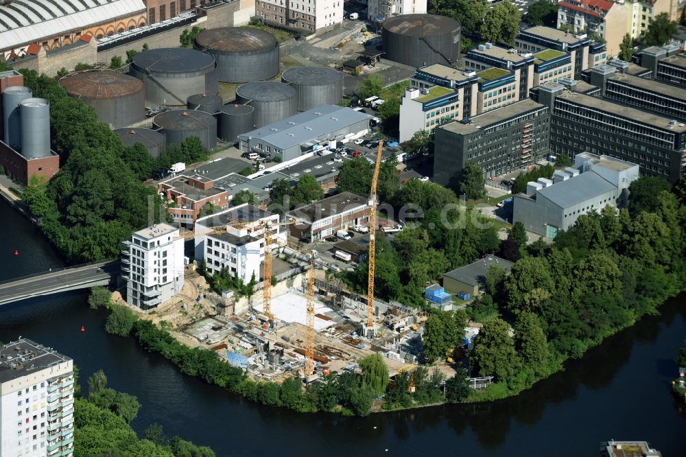 Luftbild Berlin - Baustelle zum Neubau einer Mehrfamilienhaus-Wohnanlage Darwinstraße - Goslarer Ufer - Am Spreebord in Berlin