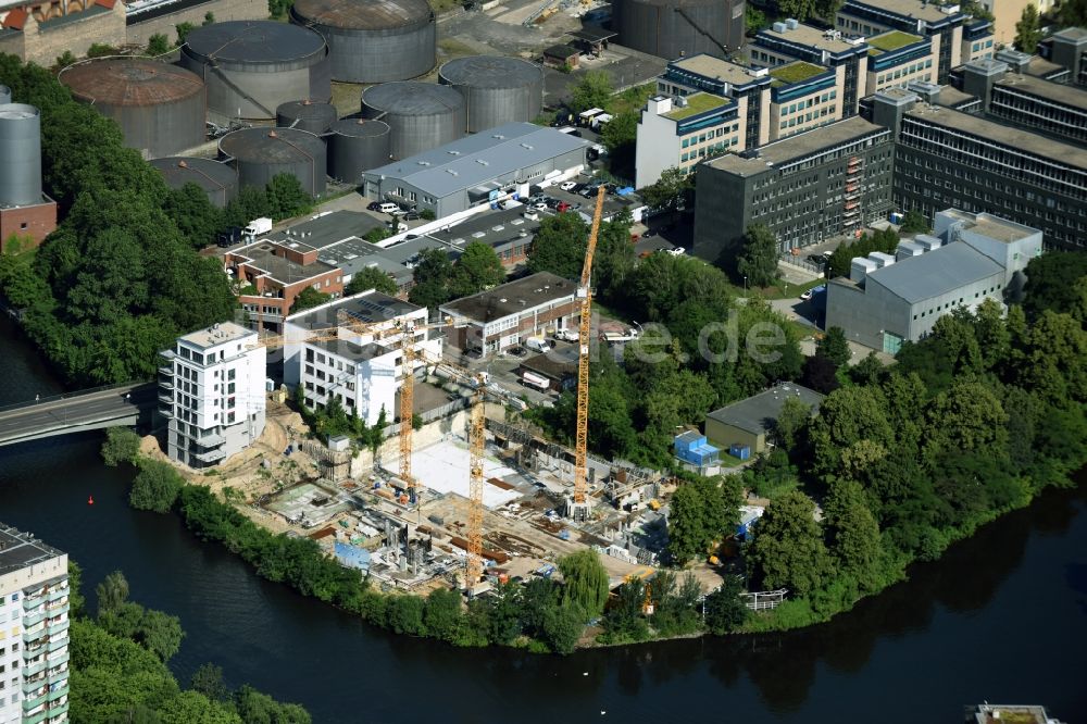 Luftaufnahme Berlin - Baustelle zum Neubau einer Mehrfamilienhaus-Wohnanlage Darwinstraße - Goslarer Ufer - Am Spreebord in Berlin