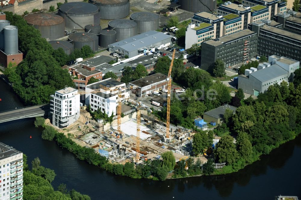 Berlin von oben - Baustelle zum Neubau einer Mehrfamilienhaus-Wohnanlage Darwinstraße - Goslarer Ufer - Am Spreebord in Berlin