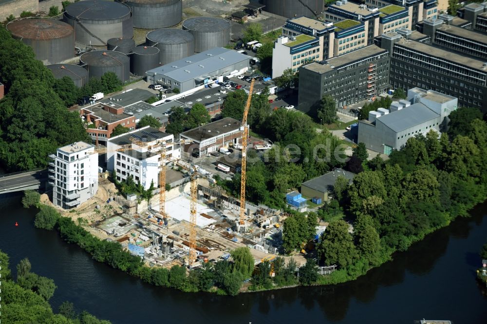 Berlin aus der Vogelperspektive: Baustelle zum Neubau einer Mehrfamilienhaus-Wohnanlage Darwinstraße - Goslarer Ufer - Am Spreebord in Berlin