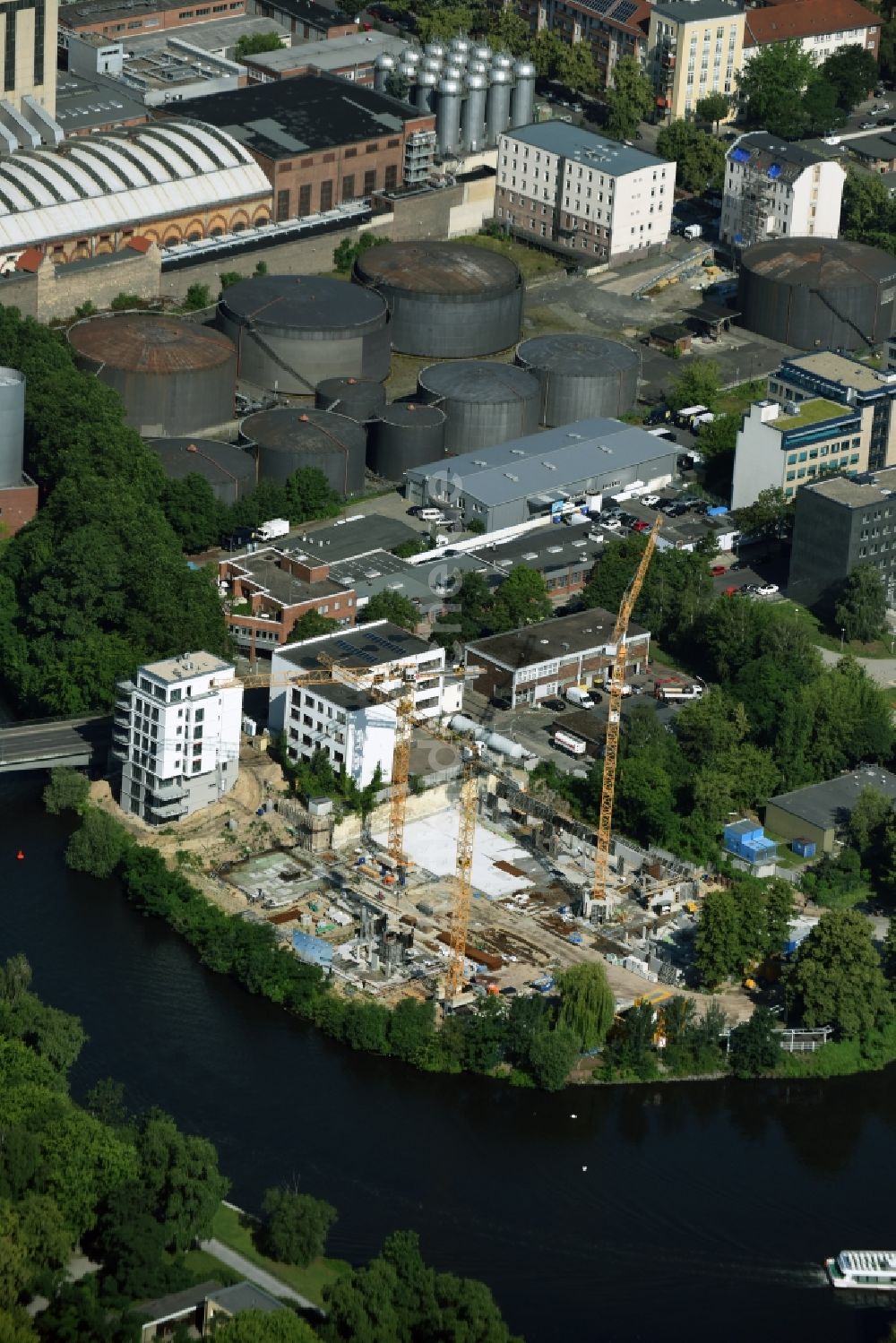 Luftbild Berlin - Baustelle zum Neubau einer Mehrfamilienhaus-Wohnanlage Darwinstraße - Goslarer Ufer - Am Spreebord in Berlin