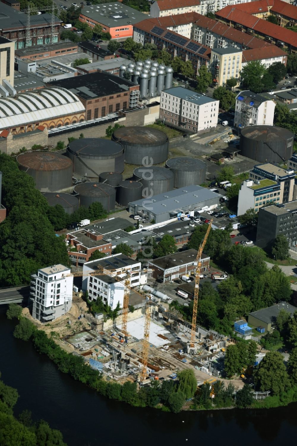 Luftaufnahme Berlin - Baustelle zum Neubau einer Mehrfamilienhaus-Wohnanlage Darwinstraße - Goslarer Ufer - Am Spreebord in Berlin