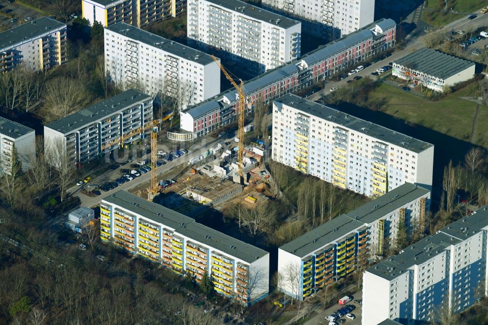 Luftbild Berlin - Baustelle zum Neubau einer Mehrfamilienhaus-Wohnanlage der degewo AG im Ortsteil Biesdorf in Berlin, Deutschland