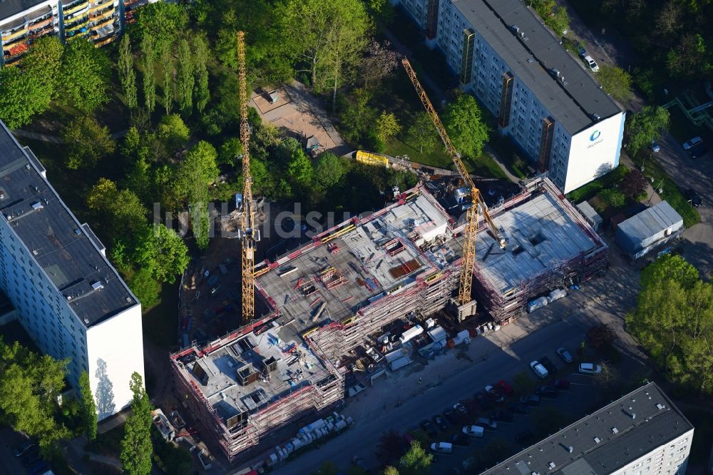 Berlin von oben - Baustelle zum Neubau einer Mehrfamilienhaus-Wohnanlage der degewo AG im Ortsteil Biesdorf in Berlin, Deutschland