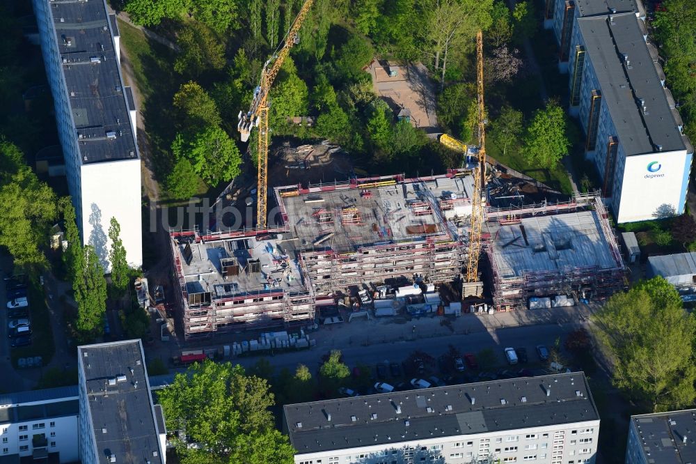 Berlin aus der Vogelperspektive: Baustelle zum Neubau einer Mehrfamilienhaus-Wohnanlage der degewo AG im Ortsteil Biesdorf in Berlin, Deutschland