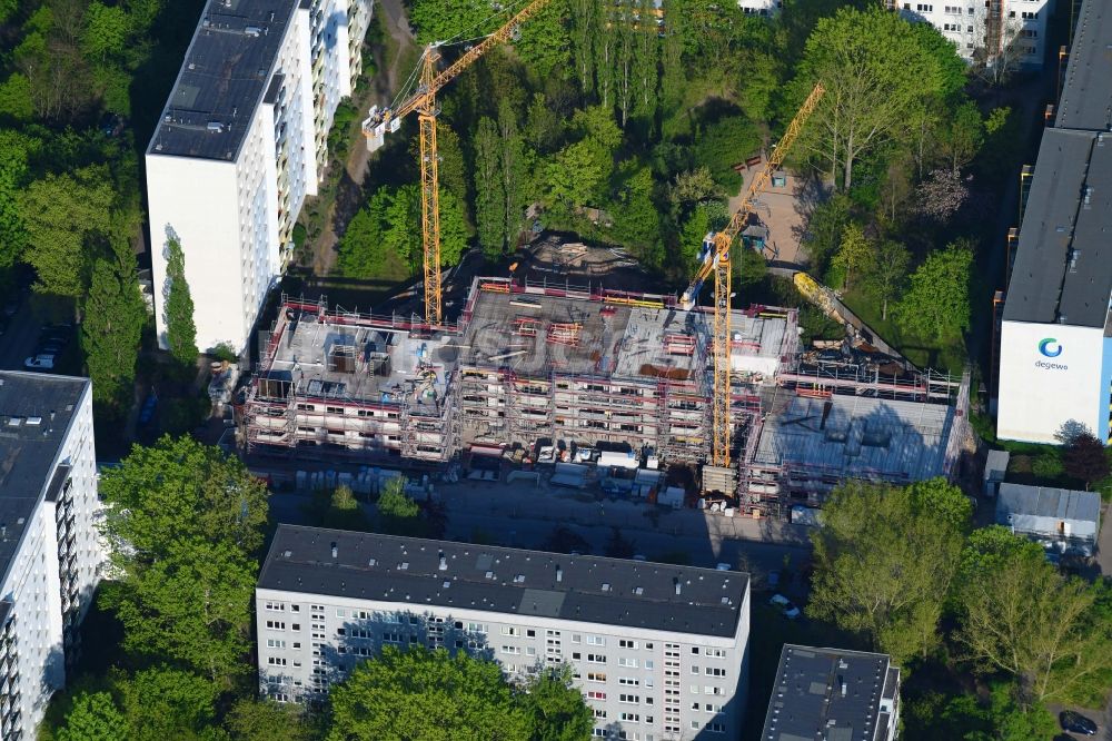 Luftaufnahme Berlin - Baustelle zum Neubau einer Mehrfamilienhaus-Wohnanlage der degewo AG im Ortsteil Biesdorf in Berlin, Deutschland