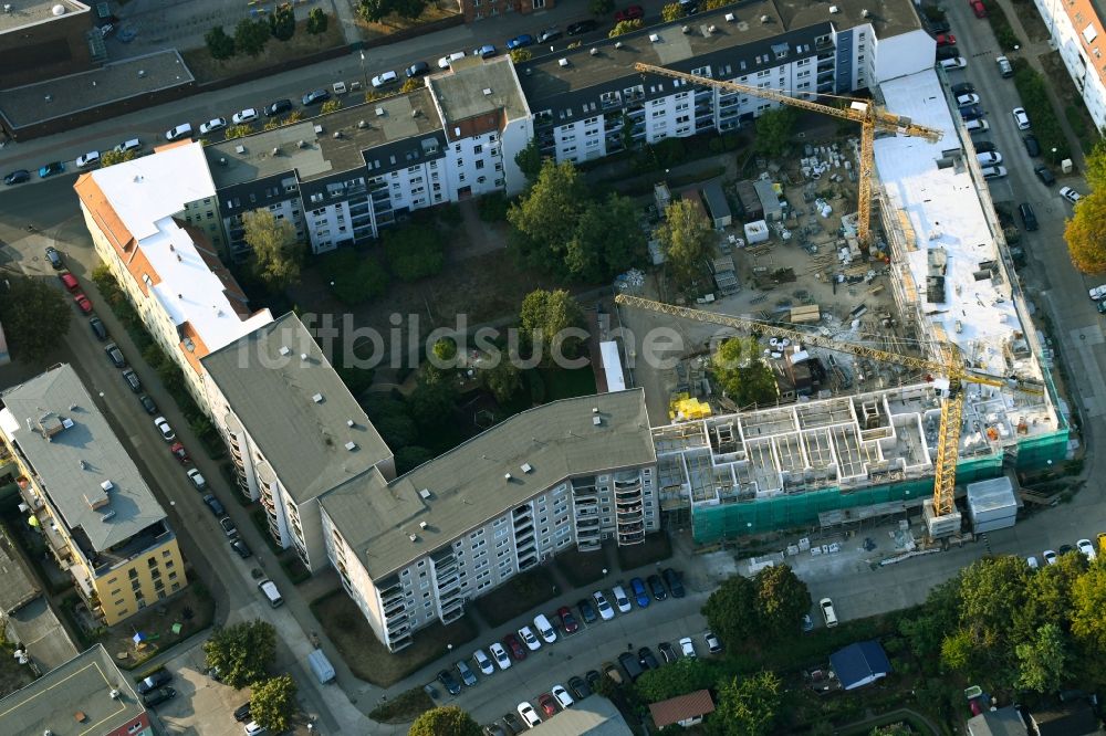 Berlin von oben - Baustelle zum Neubau einer Mehrfamilienhaus-Wohnanlage der degewo AG im Ortsteil Köpenick in Berlin, Deutschland