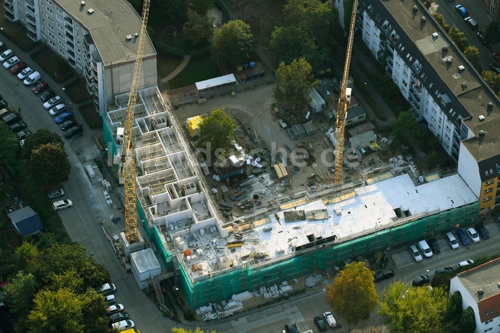 Luftbild Berlin - Baustelle zum Neubau einer Mehrfamilienhaus-Wohnanlage der degewo AG im Ortsteil Köpenick in Berlin, Deutschland