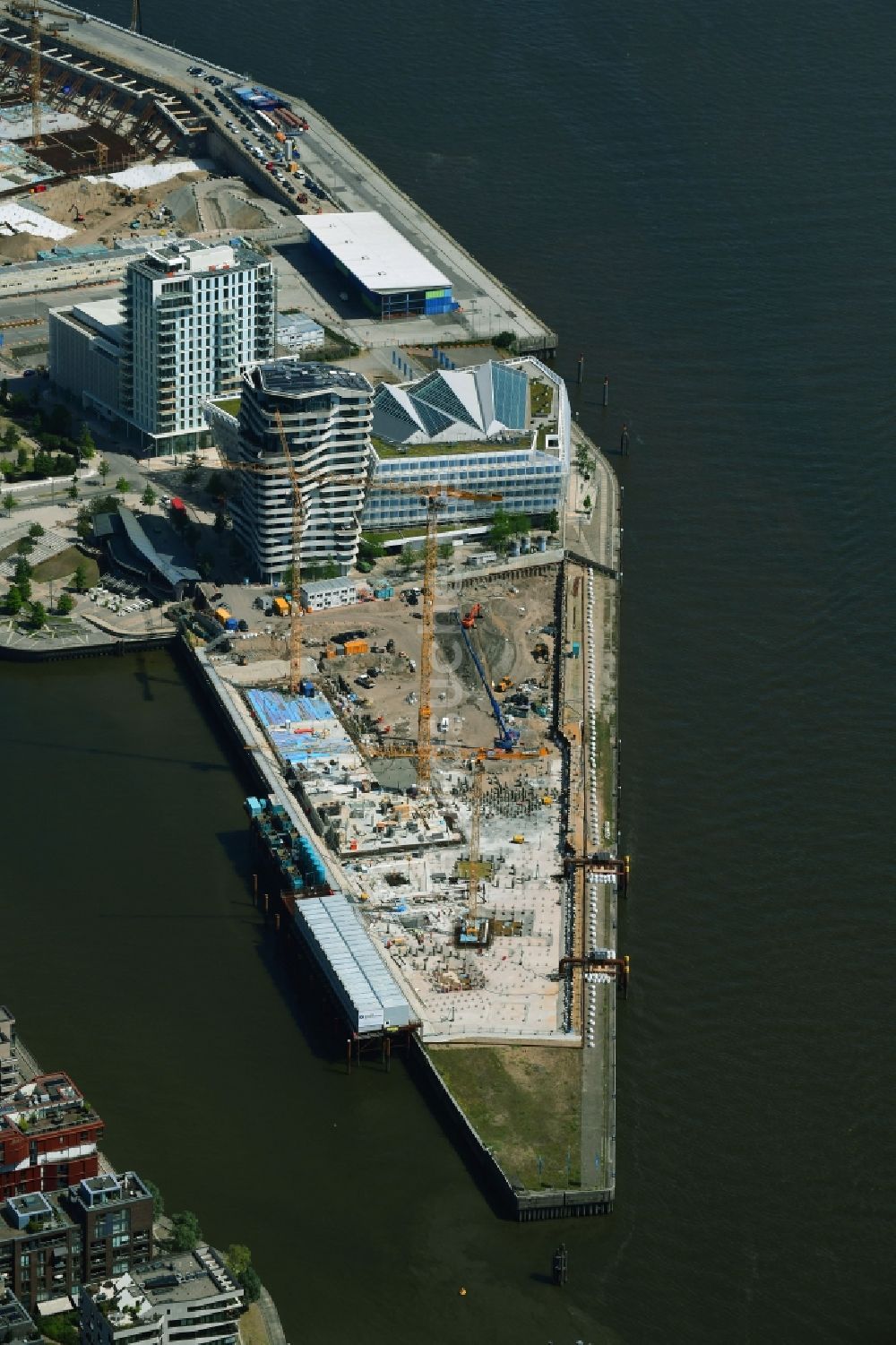 Hamburg aus der Vogelperspektive: Baustelle zum Neubau einer Mehrfamilienhaus-Wohnanlage der DC DEVELOPMENTS GMBH & CO. KG im Ortsteil HafenCity in Hamburg, Deutschland