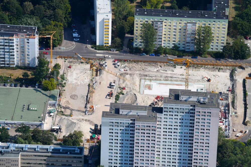 Berlin aus der Vogelperspektive: Baustelle zum Neubau einer Mehrfamilienhaus-Wohnanlage Dolgensee-Center Lichtenberg in Berlin, Deutschland