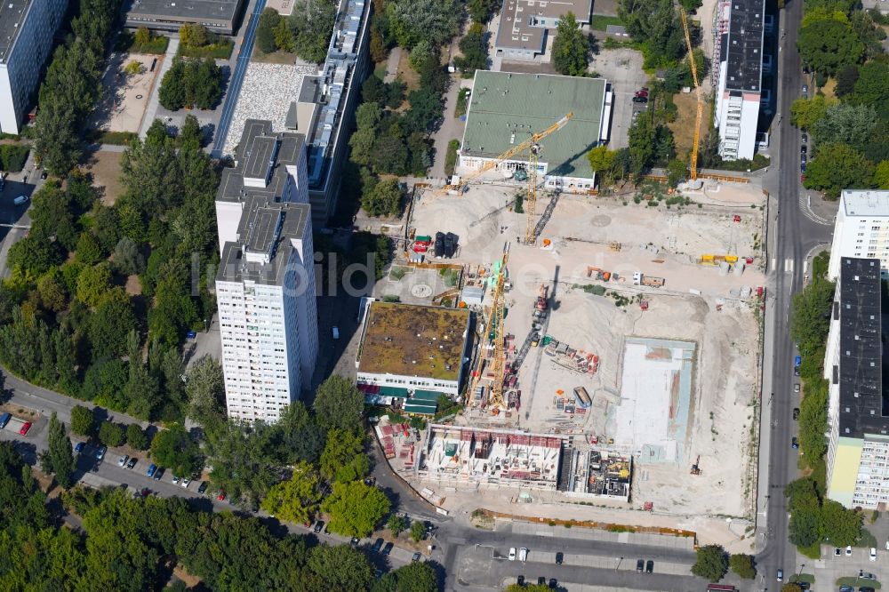 Berlin von oben - Baustelle zum Neubau einer Mehrfamilienhaus-Wohnanlage Dolgensee-Center Lichtenberg in Berlin, Deutschland