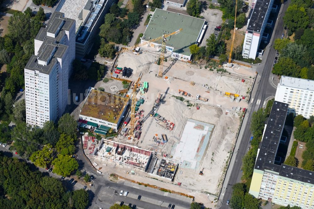 Berlin aus der Vogelperspektive: Baustelle zum Neubau einer Mehrfamilienhaus-Wohnanlage Dolgensee-Center Lichtenberg in Berlin, Deutschland