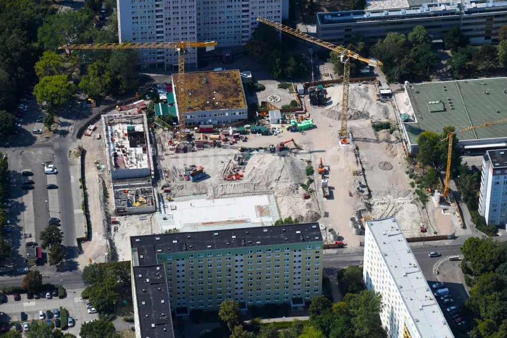 Berlin von oben - Baustelle zum Neubau einer Mehrfamilienhaus-Wohnanlage Dolgensee-Center Lichtenberg in Berlin, Deutschland