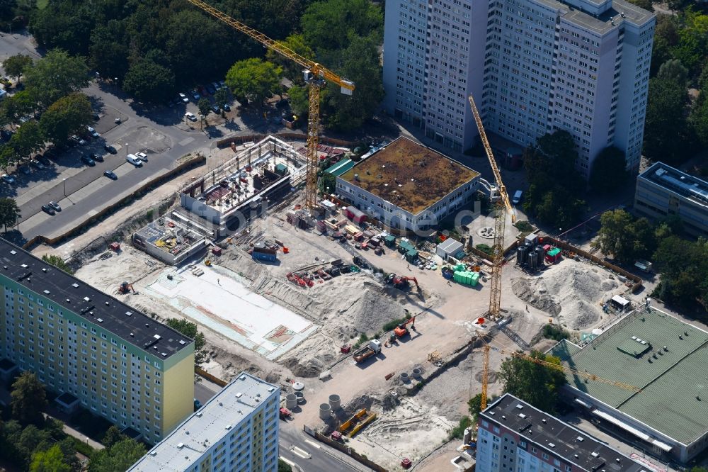 Berlin aus der Vogelperspektive: Baustelle zum Neubau einer Mehrfamilienhaus-Wohnanlage Dolgensee-Center Lichtenberg in Berlin, Deutschland