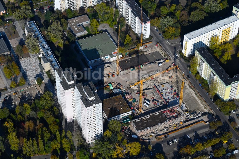 Berlin von oben - Baustelle zum Neubau einer Mehrfamilienhaus-Wohnanlage Dolgensee-Center Lichtenberg in Berlin, Deutschland