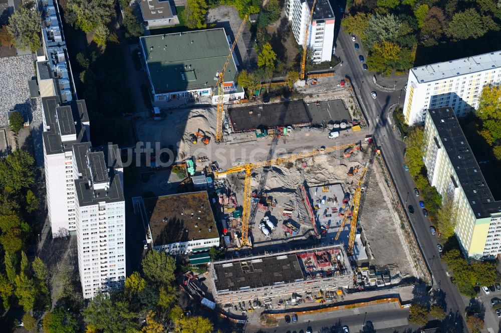 Berlin aus der Vogelperspektive: Baustelle zum Neubau einer Mehrfamilienhaus-Wohnanlage Dolgensee-Center Lichtenberg in Berlin, Deutschland