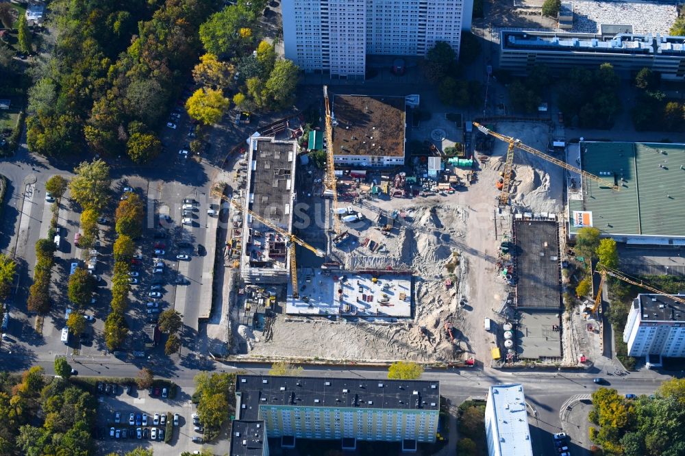 Berlin von oben - Baustelle zum Neubau einer Mehrfamilienhaus-Wohnanlage Dolgensee-Center Lichtenberg in Berlin, Deutschland