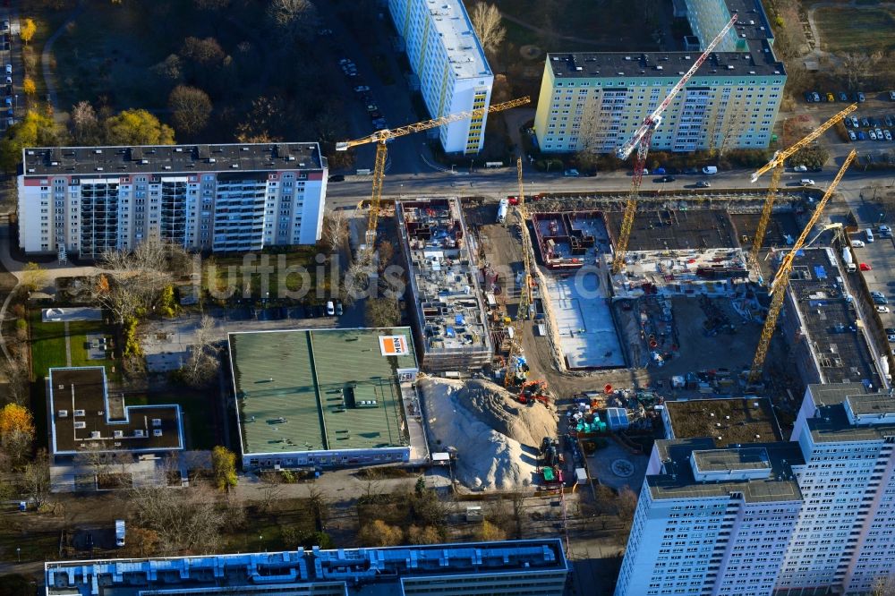 Berlin aus der Vogelperspektive: Baustelle zum Neubau einer Mehrfamilienhaus-Wohnanlage Dolgensee-Center Lichtenberg in Berlin, Deutschland