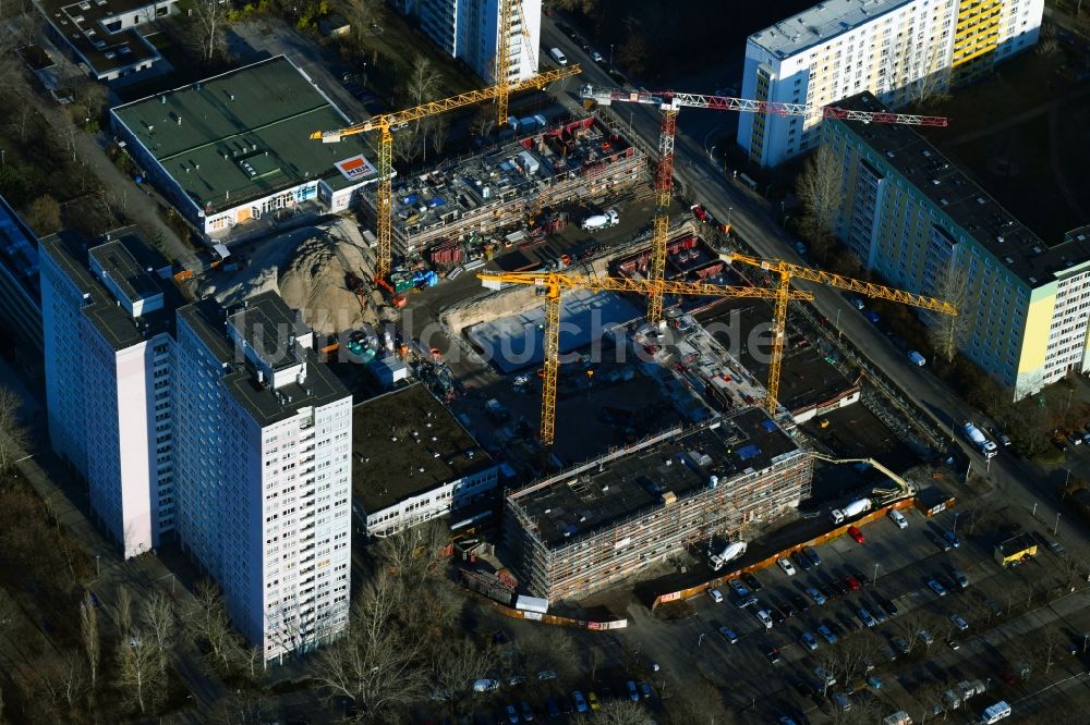 Berlin von oben - Baustelle zum Neubau einer Mehrfamilienhaus-Wohnanlage Dolgensee-Center Lichtenberg in Berlin, Deutschland