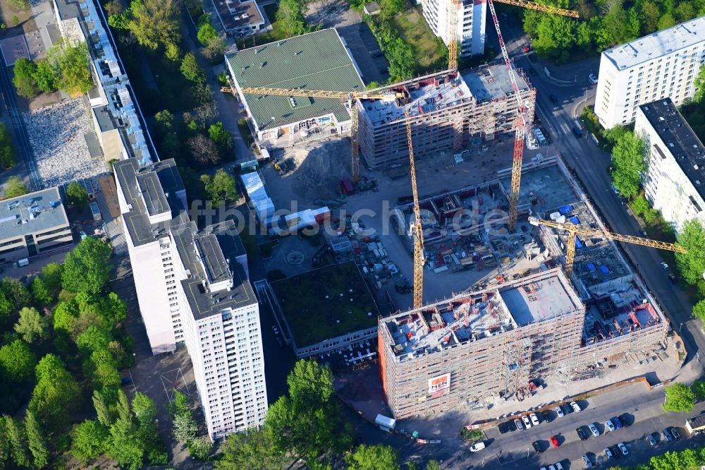 Berlin aus der Vogelperspektive: Baustelle zum Neubau einer Mehrfamilienhaus-Wohnanlage Dolgensee-Center Lichtenberg in Berlin, Deutschland