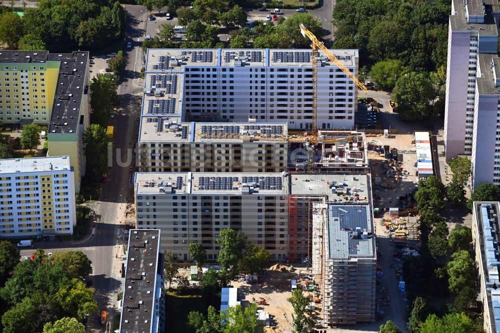 Berlin von oben - Baustelle zum Neubau einer Mehrfamilienhaus-Wohnanlage Dolgensee-Center Lichtenberg in Berlin, Deutschland