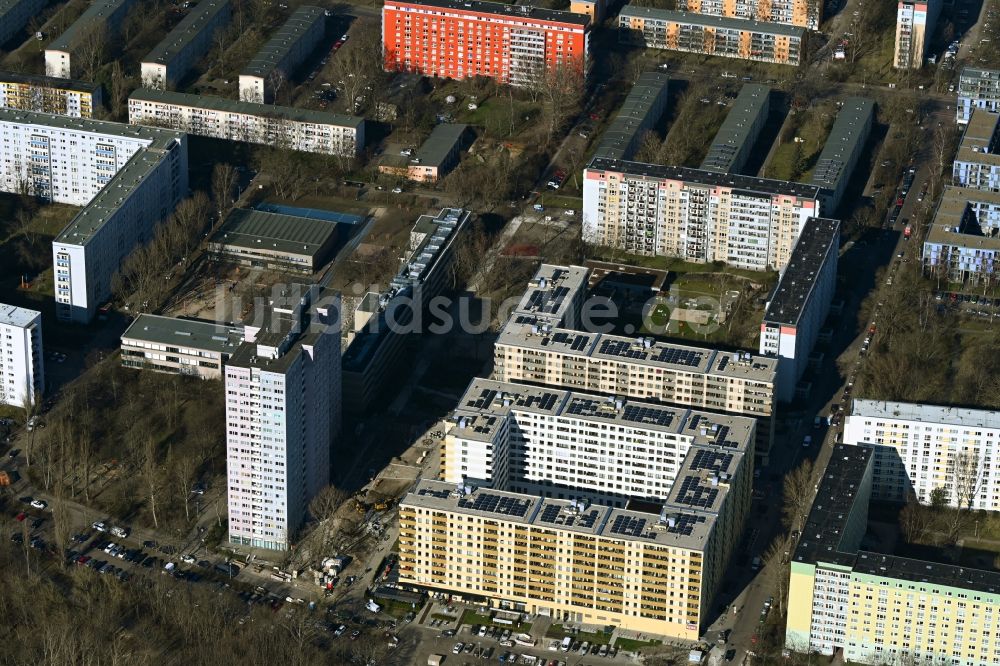 Berlin aus der Vogelperspektive: Baustelle zum Neubau einer Mehrfamilienhaus-Wohnanlage Dolgensee-Center Lichtenberg in Berlin, Deutschland