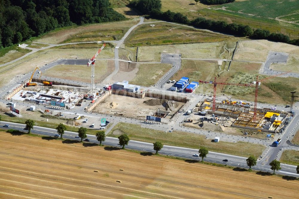 Wolfsburg aus der Vogelperspektive: Baustelle zum Neubau einer Mehrfamilienhaus-Wohnanlage Drei Gärten der Justus Grosse GmbH in Wolfsburg im Bundesland Niedersachsen, Deutschland