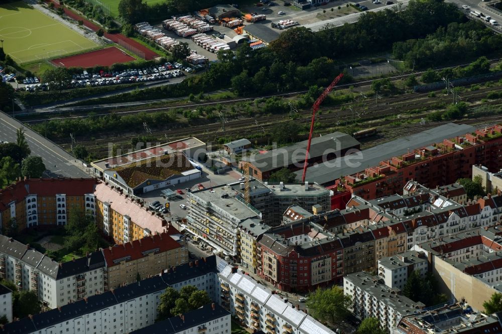 Berlin von oben - Baustelle zum Neubau einer Mehrfamilienhaus-Wohnanlage Dudenstraße im Ortsteil Tempelhof-Schöneberg in Berlin, Deutschland