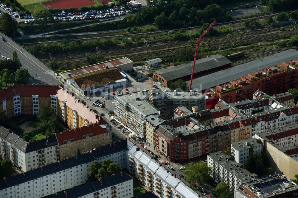 Berlin aus der Vogelperspektive: Baustelle zum Neubau einer Mehrfamilienhaus-Wohnanlage Dudenstraße im Ortsteil Tempelhof-Schöneberg in Berlin, Deutschland