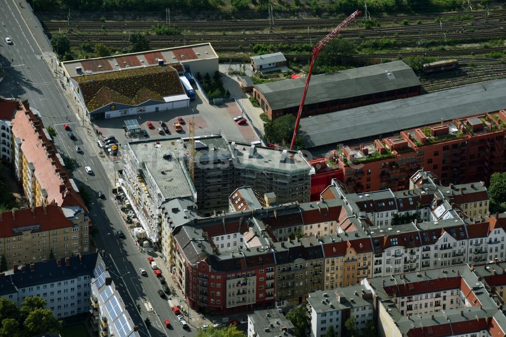 Berlin von oben - Baustelle zum Neubau einer Mehrfamilienhaus-Wohnanlage Dudenstraße im Ortsteil Tempelhof-Schöneberg in Berlin, Deutschland