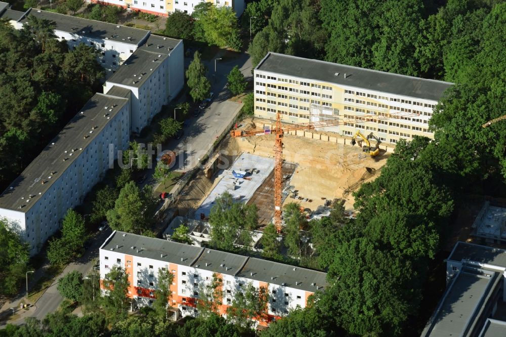 Luftaufnahme Potsdam - Baustelle zum Neubau einer Mehrfamilienhaus-Wohnanlage durch die Märkische Bau Union GmbH + Co KG im Ortsteil Waldstadt in Potsdam im Bundesland Brandenburg, Deutschland