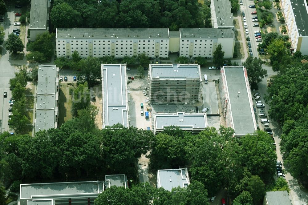 Luftbild Potsdam - Baustelle zum Neubau einer Mehrfamilienhaus-Wohnanlage durch die Märkische Bau Union GmbH + Co KG im Ortsteil Waldstadt in Potsdam im Bundesland Brandenburg, Deutschland