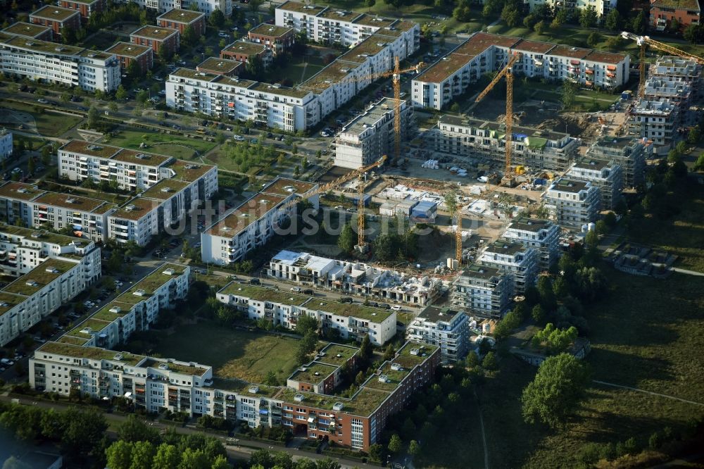 Luftaufnahme Berlin - Baustelle zum Neubau einer Mehrfamilienhaus-Wohnanlage Eisenacher Straße - Hasenholzer Allee - Krummenseer Straße in Berlin