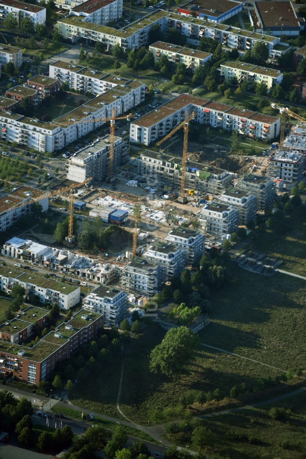 Berlin aus der Vogelperspektive: Baustelle zum Neubau einer Mehrfamilienhaus-Wohnanlage Eisenacher Straße - Hasenholzer Allee - Krummenseer Straße in Berlin