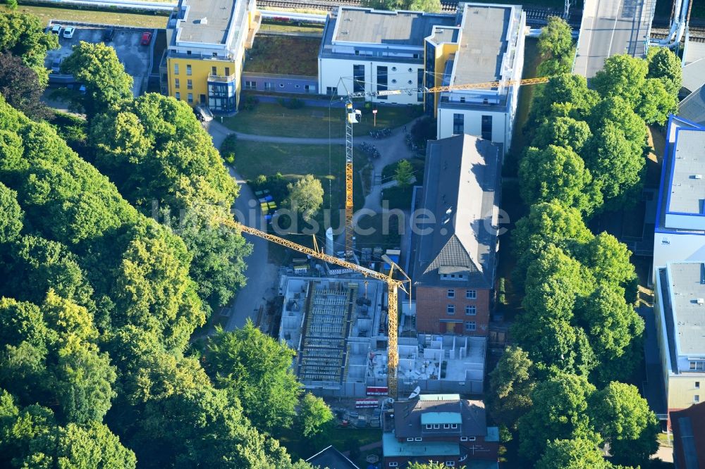 Rostock aus der Vogelperspektive: Baustelle zum Neubau einer Mehrfamilienhaus-Wohnanlage der Endurance Residential Rostock GmbH & Co.KG in Rostock im Bundesland Mecklenburg-Vorpommern, Deutschland