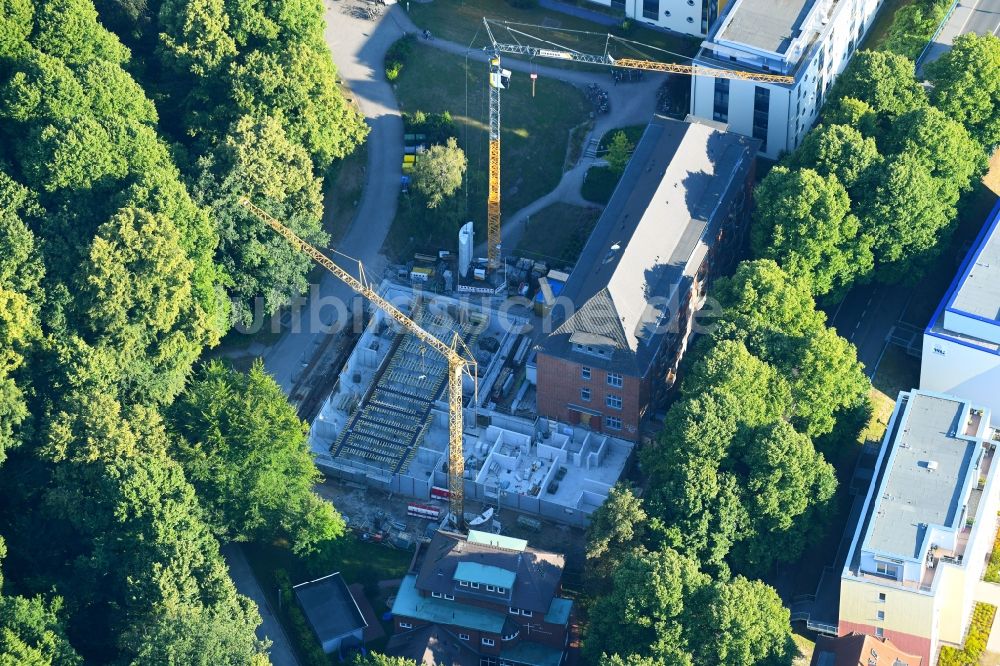 Luftbild Rostock - Baustelle zum Neubau einer Mehrfamilienhaus-Wohnanlage der Endurance Residential Rostock GmbH & Co.KG in Rostock im Bundesland Mecklenburg-Vorpommern, Deutschland