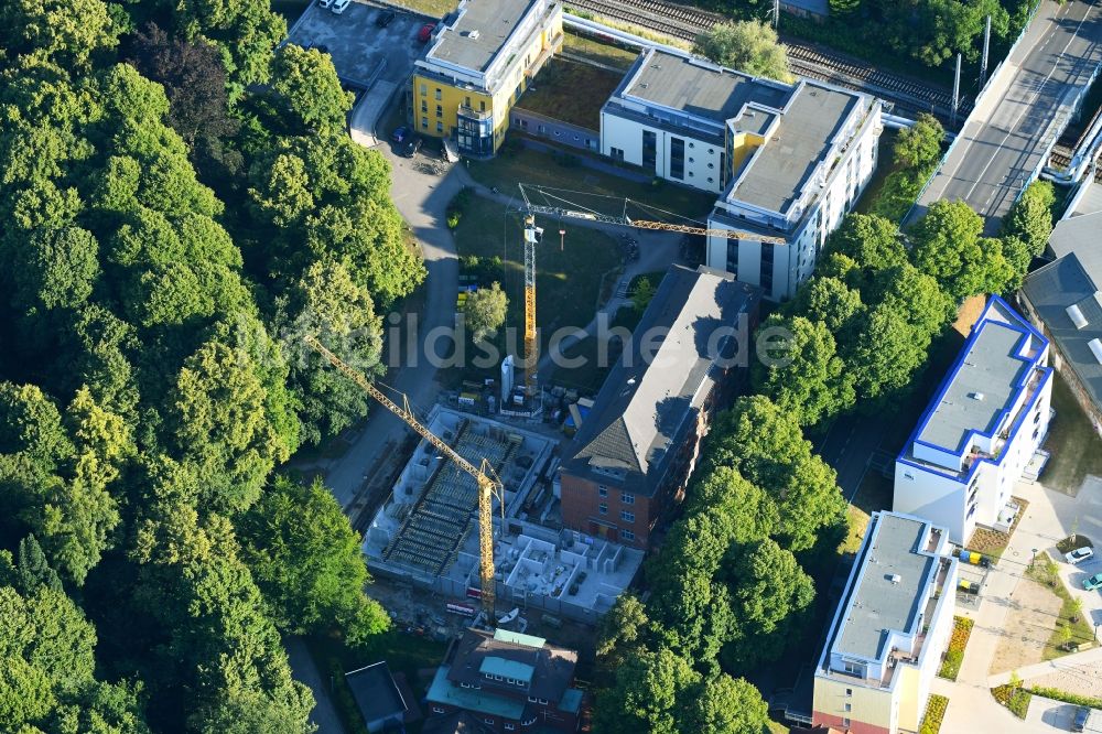 Luftaufnahme Rostock - Baustelle zum Neubau einer Mehrfamilienhaus-Wohnanlage der Endurance Residential Rostock GmbH & Co.KG in Rostock im Bundesland Mecklenburg-Vorpommern, Deutschland