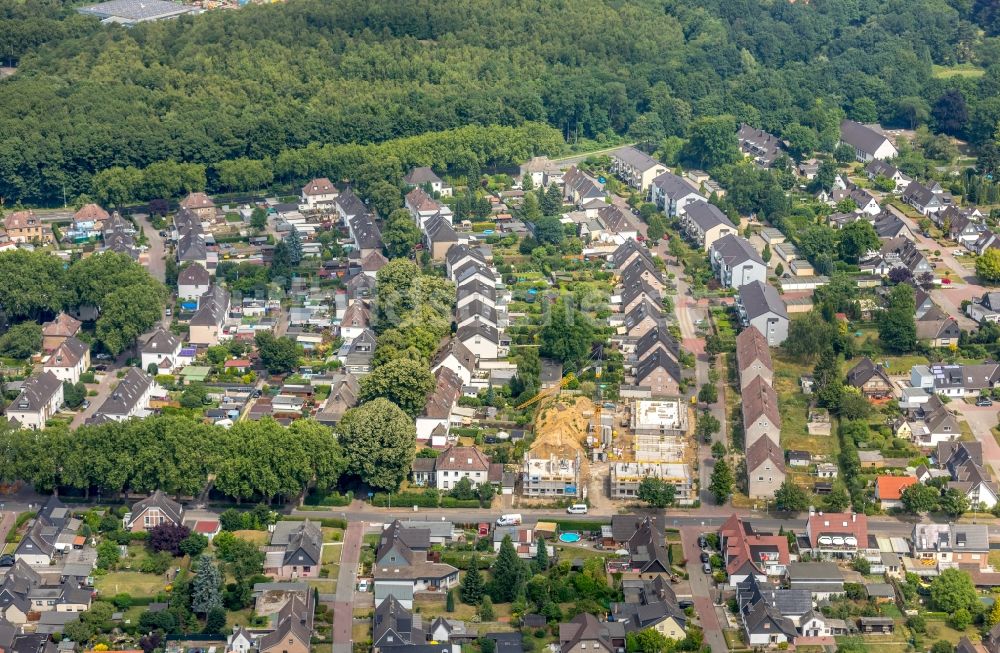 Luftbild Dinslaken - Baustelle zum Neubau einer Mehrfamilienhaus-Wohnanlage entlang der Akazienstraße in Dinslaken im Bundesland Nordrhein-Westfalen - NRW, Deutschland