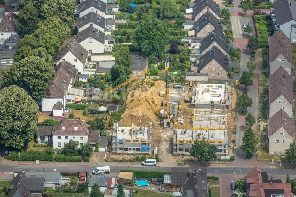 Luftaufnahme Dinslaken - Baustelle zum Neubau einer Mehrfamilienhaus-Wohnanlage entlang der Akazienstraße in Dinslaken im Bundesland Nordrhein-Westfalen - NRW, Deutschland