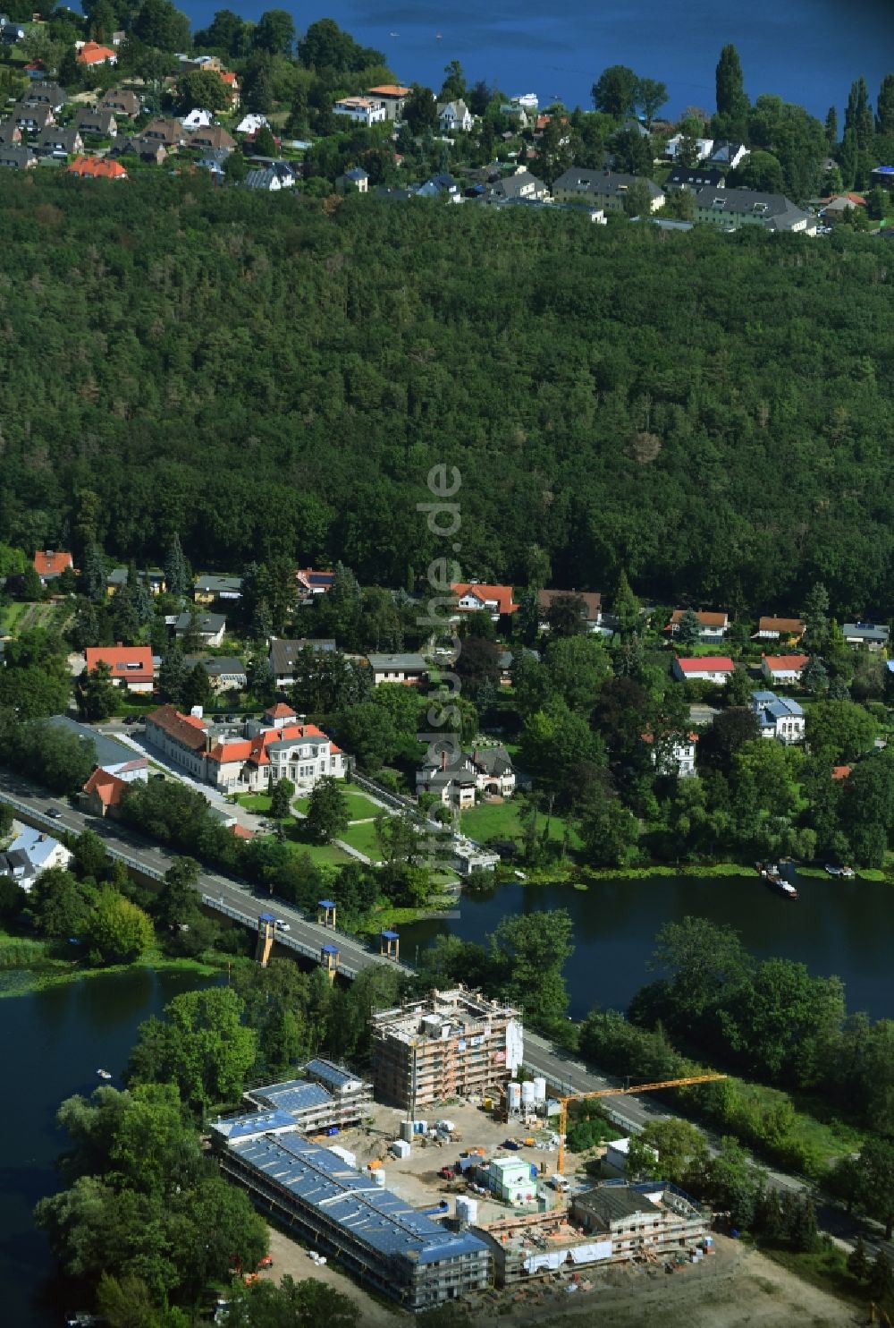 Luftaufnahme Potsdam - Baustelle zum Neubau einer Mehrfamilienhaus-Wohnanlage entlang der Bundesstraße 2 - Tschudistraße im Ortsteil Neu Fahrland in Potsdam im Bundesland Brandenburg, Deutschland