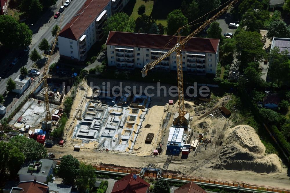 Berlin aus der Vogelperspektive: Baustelle zum Neubau einer Mehrfamilienhaus-Wohnanlage entlang der Einbecker Straße in Berlin, Deutschland