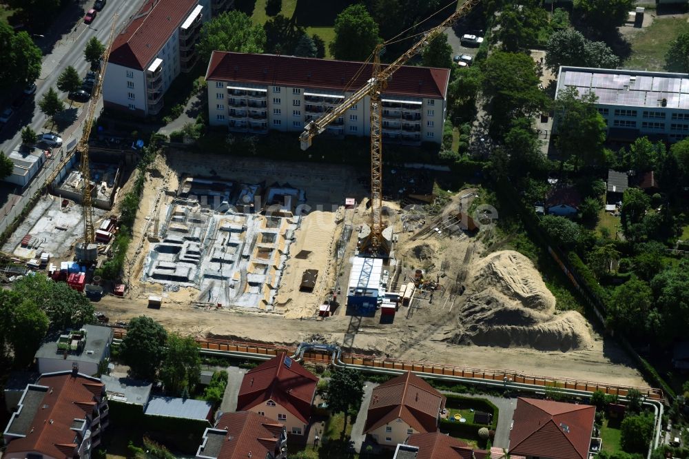 Luftbild Berlin - Baustelle zum Neubau einer Mehrfamilienhaus-Wohnanlage entlang der Einbecker Straße in Berlin, Deutschland